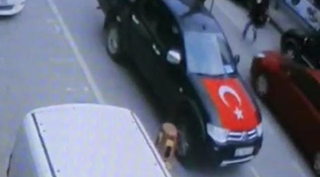 Yolun karşısına geçmeye çalışırken böyle araba çarptı