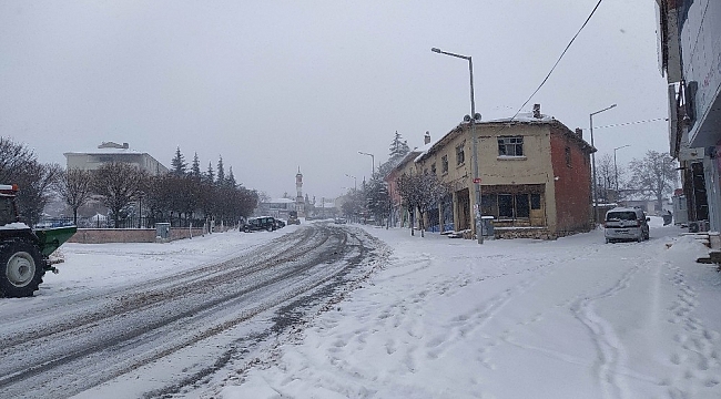 Yunak'ta kar yağışı etkili oldu