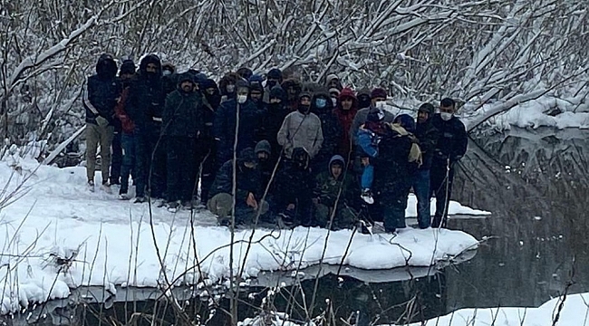Yunanistan'ın zulmettiği göçmenler donmaktan kurtarıldı
