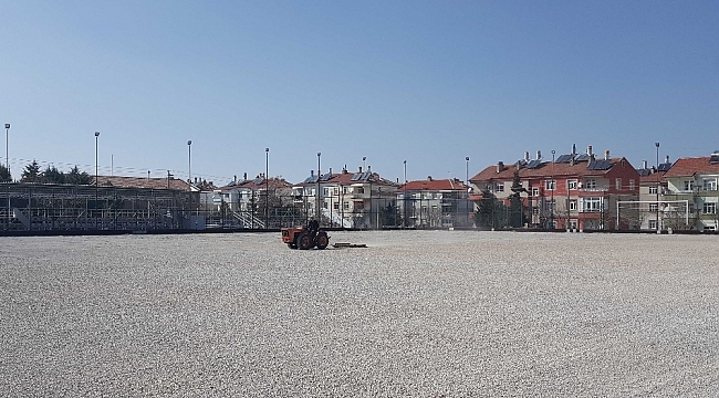 Yunuskent Futbol Sahasının sentetik çimi değişiyor