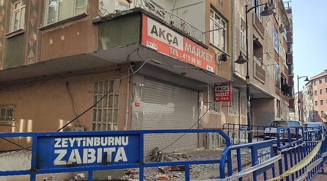 Zeytinburnu'nda binanın balkonunun çöktüğü anlar kamerada