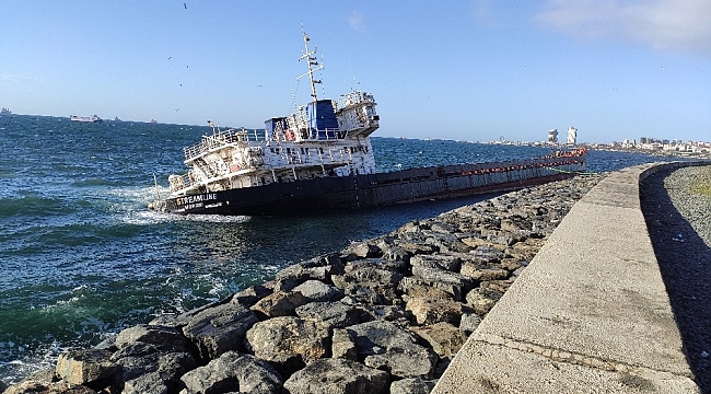 Zeytinburnu'nda karaya oturan gemi batmasın diye halatla taşlara bağlandı