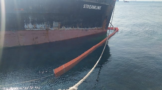 Zeytinburnu'nda yan yatan gemiye halat önlemi