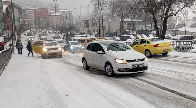 Zincirsiz araçlar yolda kaldı