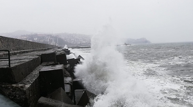 Zonguldak'ta dalgalar mendireği aştı