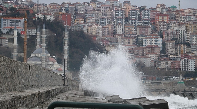 Zonguldak'ta dalgalar mendireği aştı