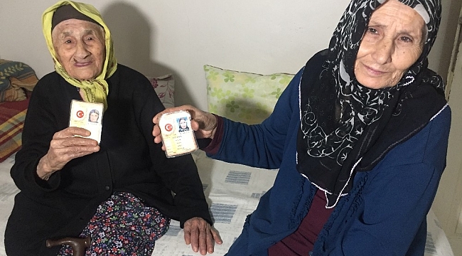 105 yaşındaki Münevver Nine 71 yaşındaki kızıyla aşı oldu