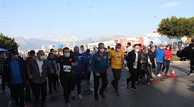 16. Runatolia maratonu, 39 ülkeden 3 bin 500 sporcunun katılımı ile koşuldu