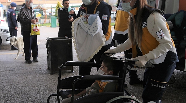 2 otomobil çarpıştı: 1'i bebek, 1'i çocuk 3 yaralı