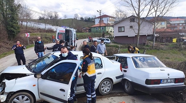 2 otomobil kafa kafaya çarpıştı: 4 yaralı