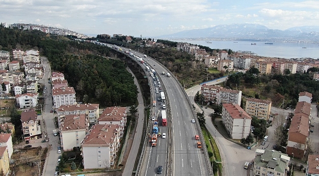 2 tır çarpıştı, TEM'de kilometrelerce uzunlukta kuyruk oluştu