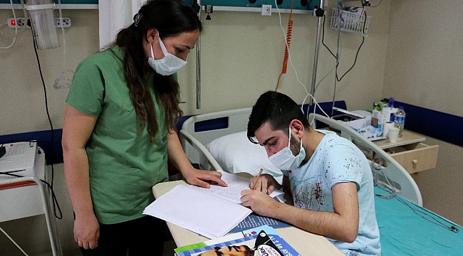 23 yaşındaki Emrullah'ın ilk öğretmeni Dilek hemşire oldu