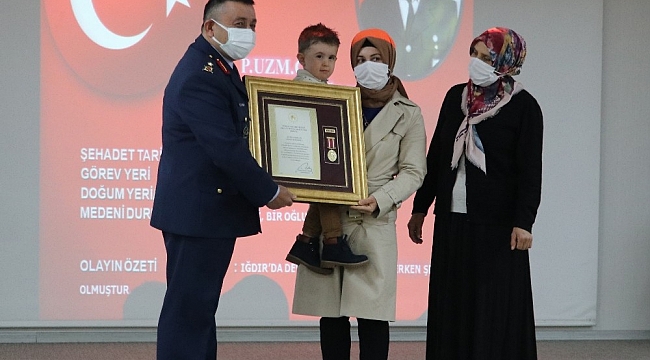 3 yaşındaki Remzi, şehit babasının 'Devlet Övünç Madalyası ve Beratı'nı aldı