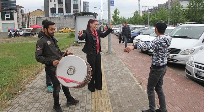 'Boşandım' diye davul zurna çaldırdı, şimdi de uzaklaştırma kararı aldırdı