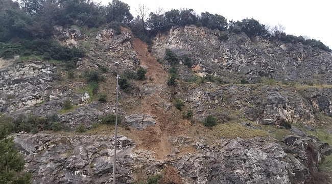 40 metreden düşen kaya parçaları karayolunu trafiğe kapattı