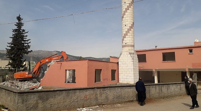40 yıllık cami yenilenmek üzere yıkıldı