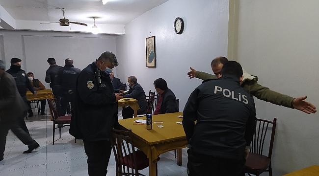 Adana'da kahvehaneye polis baskını: 8 kişiye kısıtlamayı ihlalden para cezası