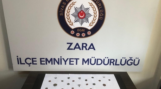Adeta yürüyen müze olan zanlı polislere yakalandı