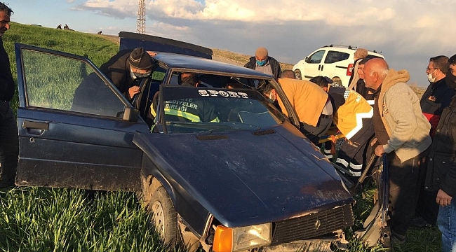 Adıyaman'da iki otomobil kafa kafaya çarpıştı: 1'i ağır 3 yaralı