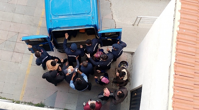 Adliye bahçesinde gergin anlar