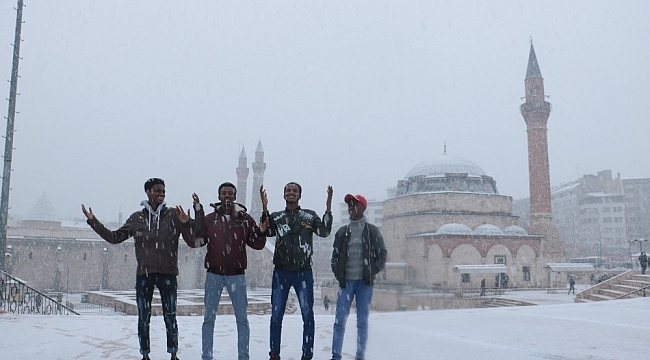 Afrikalı öğrenciler Mart ayında lapa lapa yağan karın tadını çıkarttılar