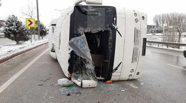 Afyonkarahisar'da servis otobüsü devrildi: 10 yaralı