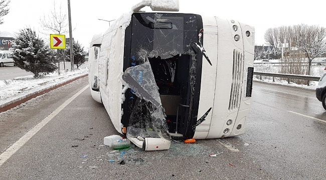 Afyonkarahisar'da servis otobüsü devrildi: 10 yaralı