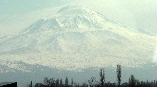 Ağrı Dağı ovanın yeşili ile bütünleşti