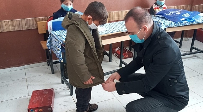 Ağrı Milli Eğitim Müdürü Tekin, ihtiyaç sahibi öğrencilere giyim yardımı dağıttı