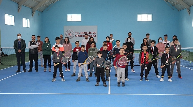 Ağrı'da İstiklal Marşı'nın Kabulü ve M.Akif Ersoy Anma Tenis Turnuvası düzenlendi