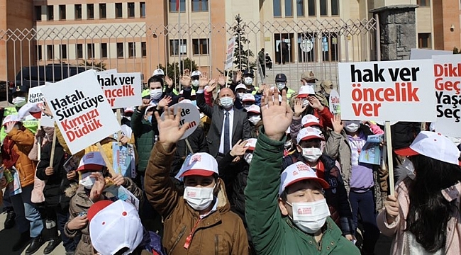 Ağrı'da "Yayalar Kırmızı Çizgimiz" sloganıyla kırmızı çizgi çekildi