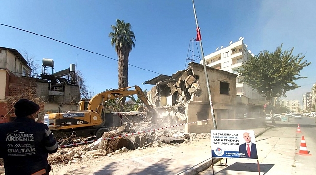 Akdeniz'de metruk bina kontrollü şekilde yıkıldı
