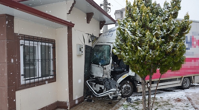 Aksaray'da çarpışan kamyonetlerden biri muhtarlığa girdi: 4 yaralı