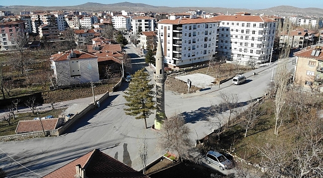 Aksaray'da yol ortasındaki camisiz minare şaşırtıyor