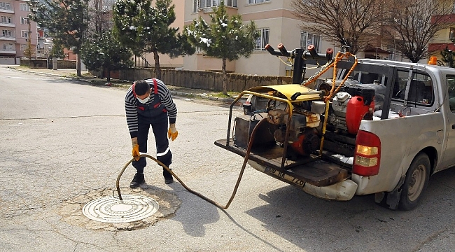 Akşehir Belediyesi sivrisineklere karşı kanal sisleme çalışmalarını sürdürüyor