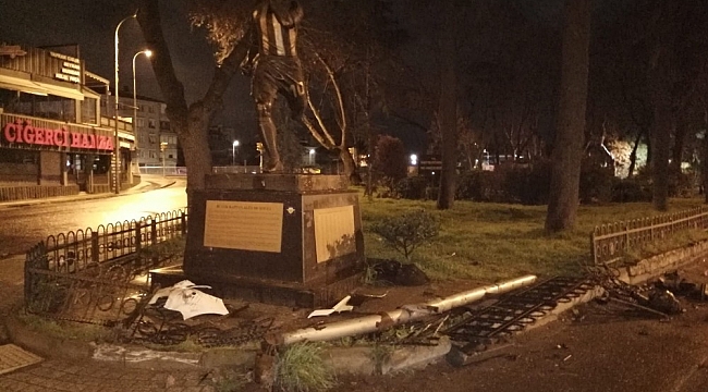 Alex De Souza'nın heykeline otomobil çarptı
