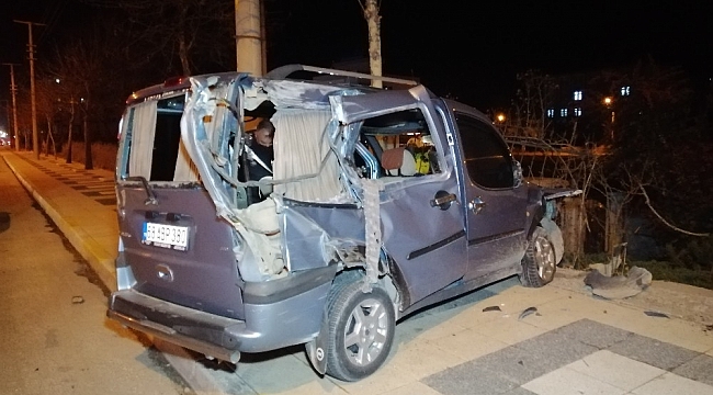Alkollü sürücü önce kamyona sonra demir çitlere çarptı