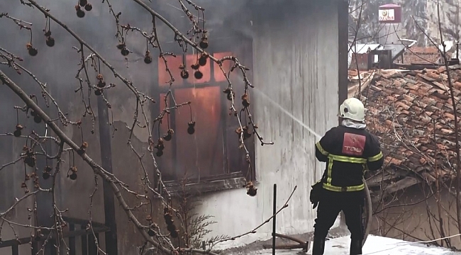 Amasya'da 2 katlı ahşap ev alevlere teslim oldu