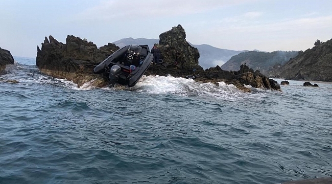 Anamur'da kayalara çarpan mülteci botu battı