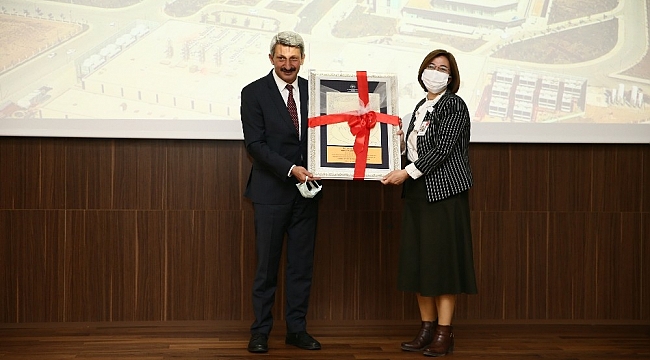 Ankara Şehir Hastanesi başarılı uygulamaları vesilesiyle 2 plaketle ödüllendirildi