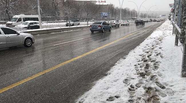 Ankara'da yoğun kar yağışı hayatı olumsuz etkiledi