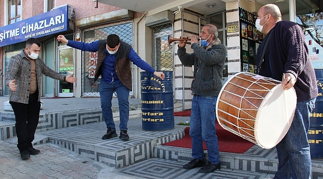 Ankaralı esnaf kontrollü normalleşmeyi davul ve zurna ile kutladı