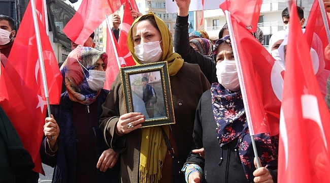 Annelerin çığlıkları yükseldikçe evlat nöbetine katılım devam ediyor