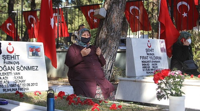 Antalya şehitliğinde duygusal anlar