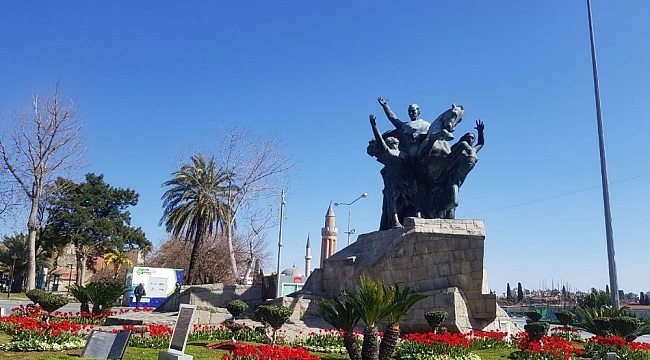 Antalya'da açan 161 bin lale ve sümbül görenleri hayran bırakıyor