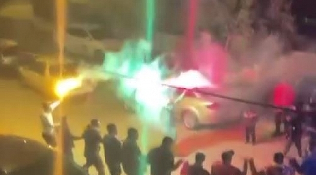 Antalya'da el ele tutuşan gençlerden meşale eşliğinde korona halayı