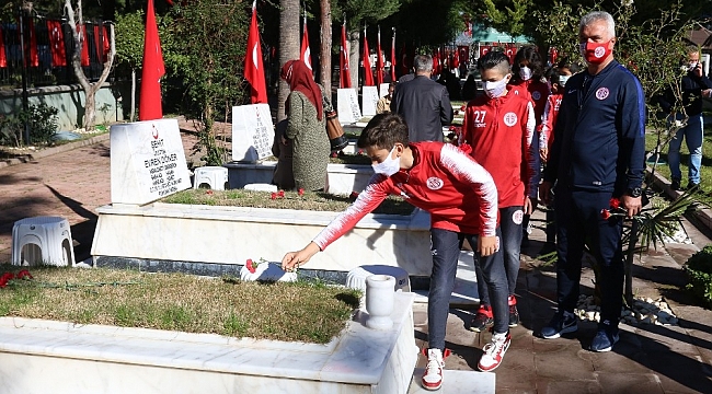 Antalyaspor U12 takımı 18 Mart sebebiyle Şehitliği ziyaret etti