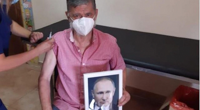 Arjantin'de Roque Perez Belediye Başkanı, elinde Putin portresiyle aşı oldu