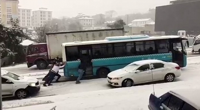 Arnavutköy'de özel halk otobüsü ve ambulans yolda kaldı