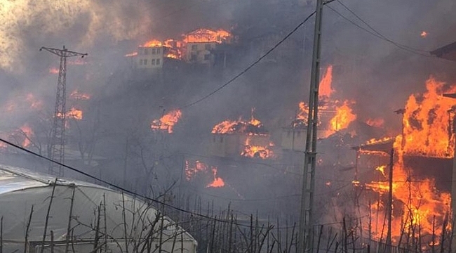 Artvin'de büyük yangın, 50 'ye yakın ev yanıyor